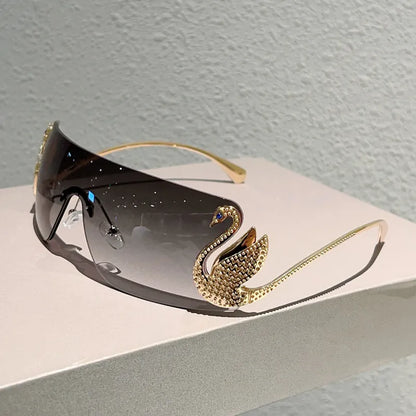SET TRIO CYGNE™ · 3 Gafas Mujer Wraparound Y2K · Detalle Cisne Dorado
