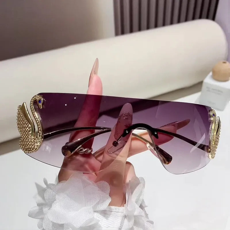 SET TRIO CYGNE™ · 3 Gafas Mujer Wraparound Y2K · Detalle Cisne Dorado