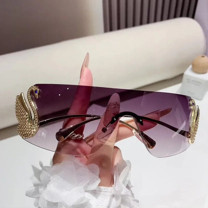 SET TRIO CYGNE™ · 3 Gafas Mujer Wraparound Y2K · Detalle Cisne Dorado