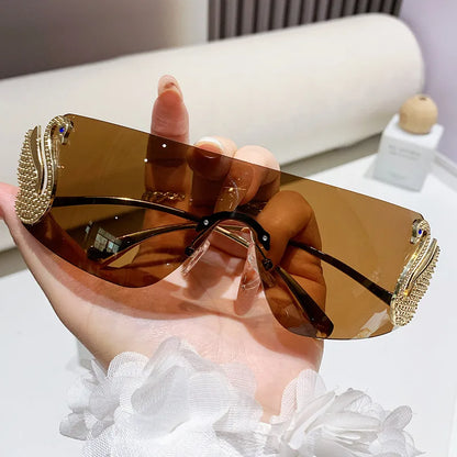 SET TRIO CYGNE™ · 3 Gafas Mujer Wraparound Y2K · Detalle Cisne Dorado